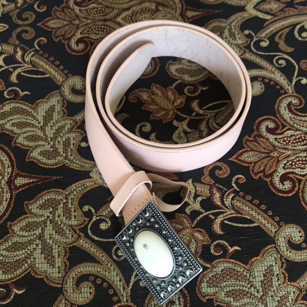 Women’s peach colored leather belt with pearl buckle. Size large